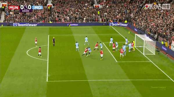 马奎尔头球中横梁，曼联曼城激战英超