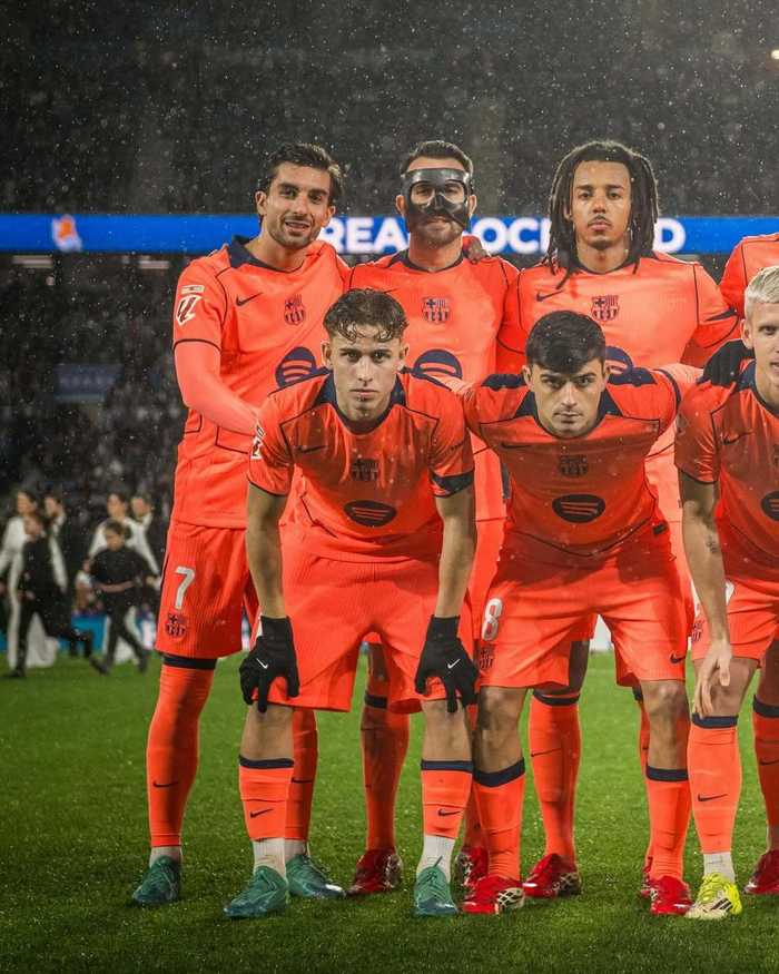 皇家社会2比1巴萨，西甲联赛巴萨首发11人合影