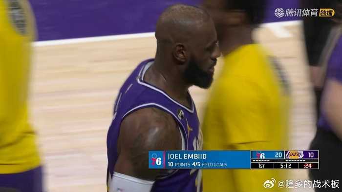 湖人10-20落后76人，恩比德得分上双