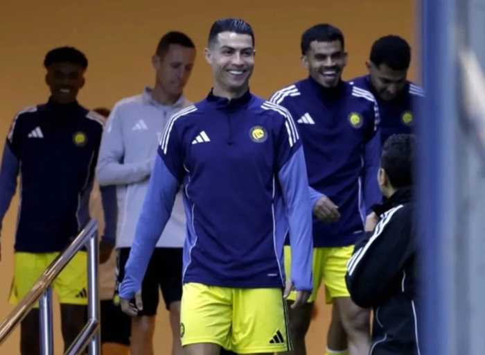 足坛一夜动态：结清拖欠工资后C罗或结束罢赛 中乙队官宣退出职业联赛